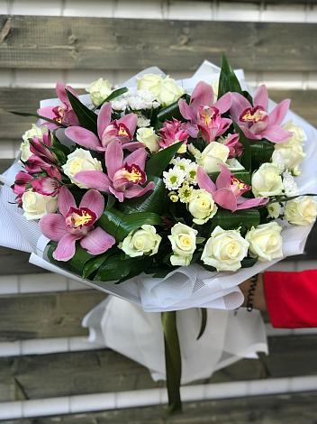 Букет цветов из: Розы и Хризантемы в Деревне Барвиха