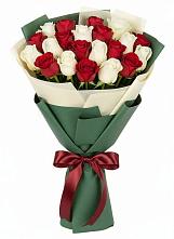 Букет Микс из красных и белых роз в Деревне Барвиха