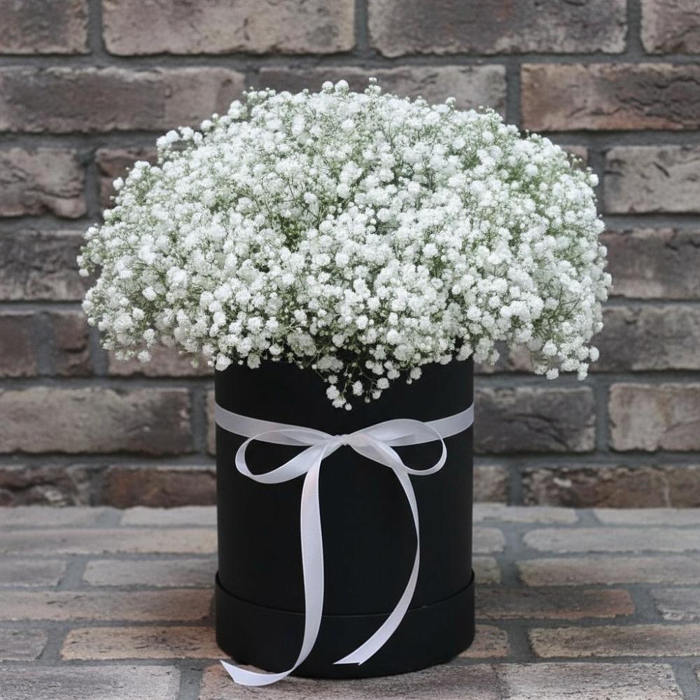 Цветочная композиция из Гипсофила в шляпной коробке в Деревне Барвиха