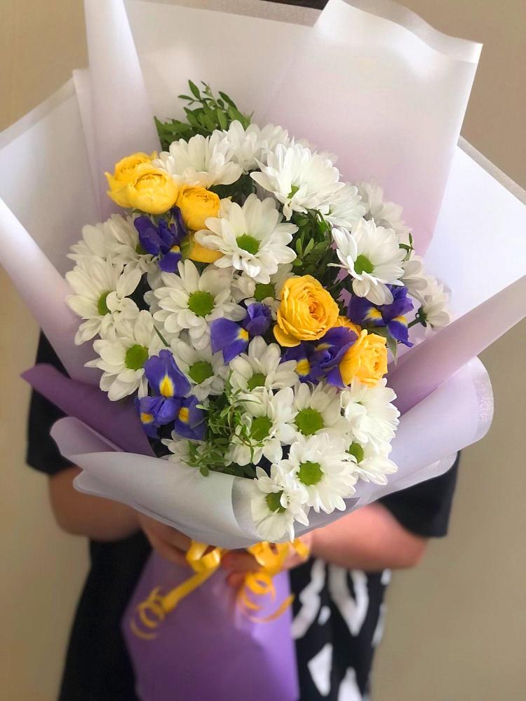 Букет цветов из: Ирисы, Хризантемы и Розы в Деревне Барвиха