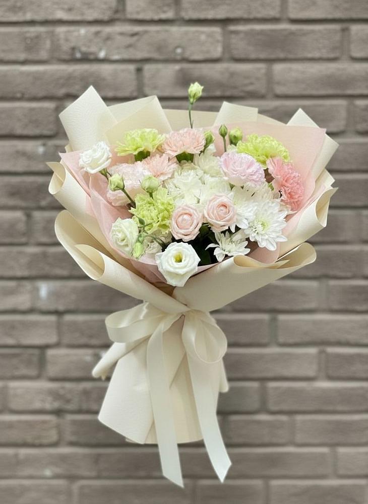 Букет цветов из: Гвоздики, Розы, Лизиантусы и Хризантемы в Деревне Барвиха