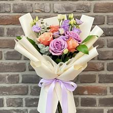 Букет цветов из:  Лизиантусы и Розы в Деревне Барвиха