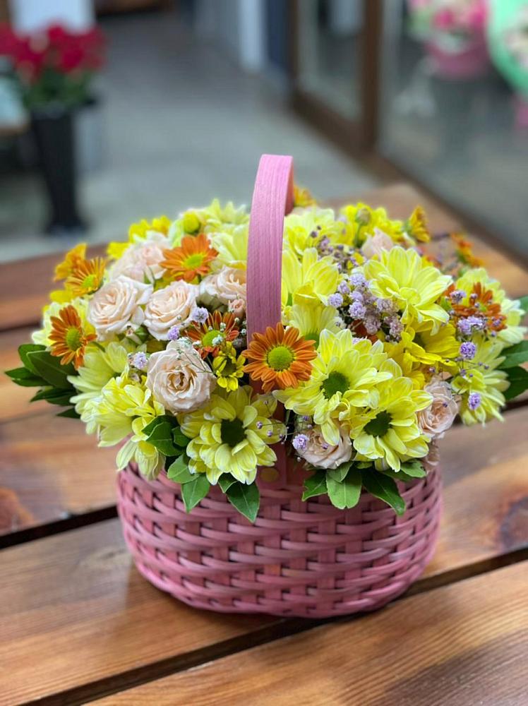 Цветочная композиция из Хризантемы и Розы в корзине в Деревне Барвиха