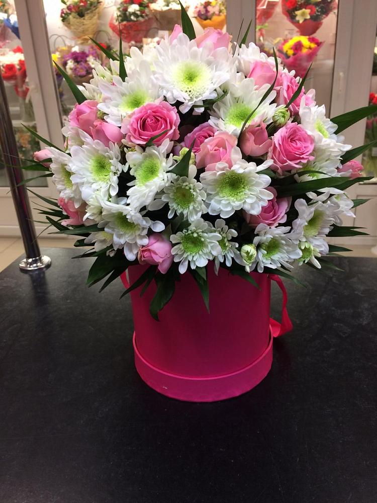 Цветочная композиция из Розы и Хризантемы в шляпной коробке в Деревне Барвиха