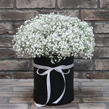 Цветочная композиция из Гипсофила в шляпной коробке в Деревне Барвиха