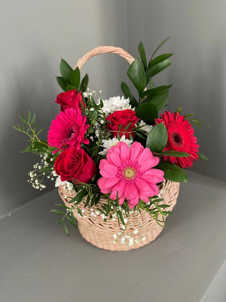 Цветочная композиция из Розы, Хризантемы и Герберы в корзине в Деревне Барвиха