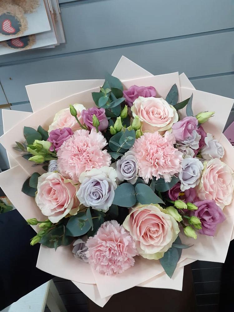 Букет цветов из: Розы, Гвоздики и Лизиантусы в Деревне Барвиха