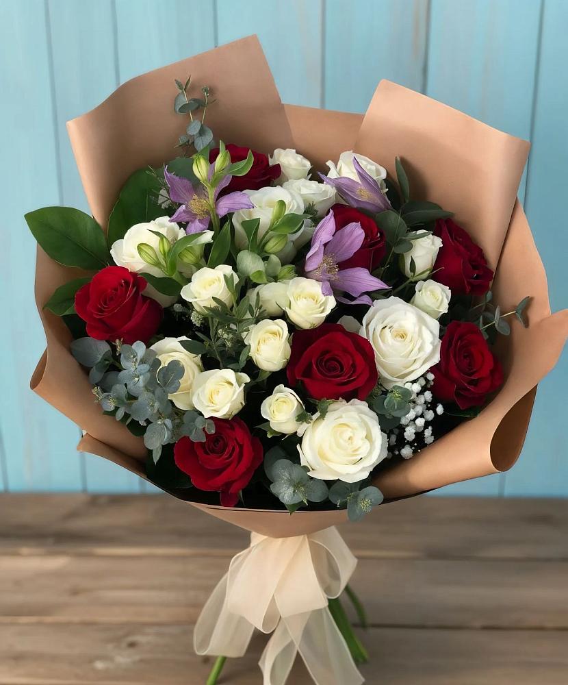 Букет цветов из: Розы и Альстромерии в Деревне Барвиха